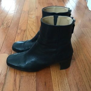 About Arianne Leo boot